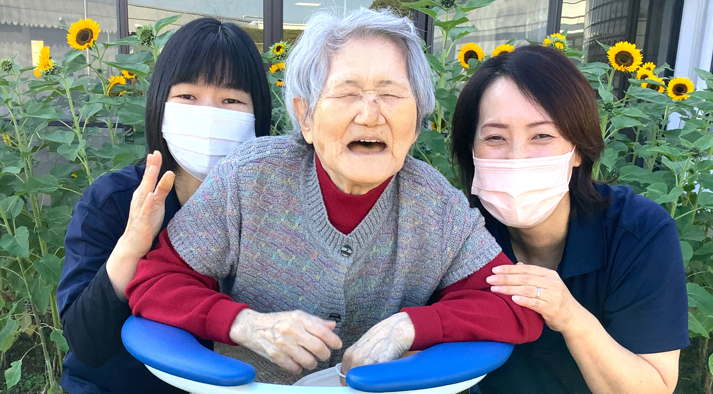 作業療法士が利用者にマッサージをしている画像