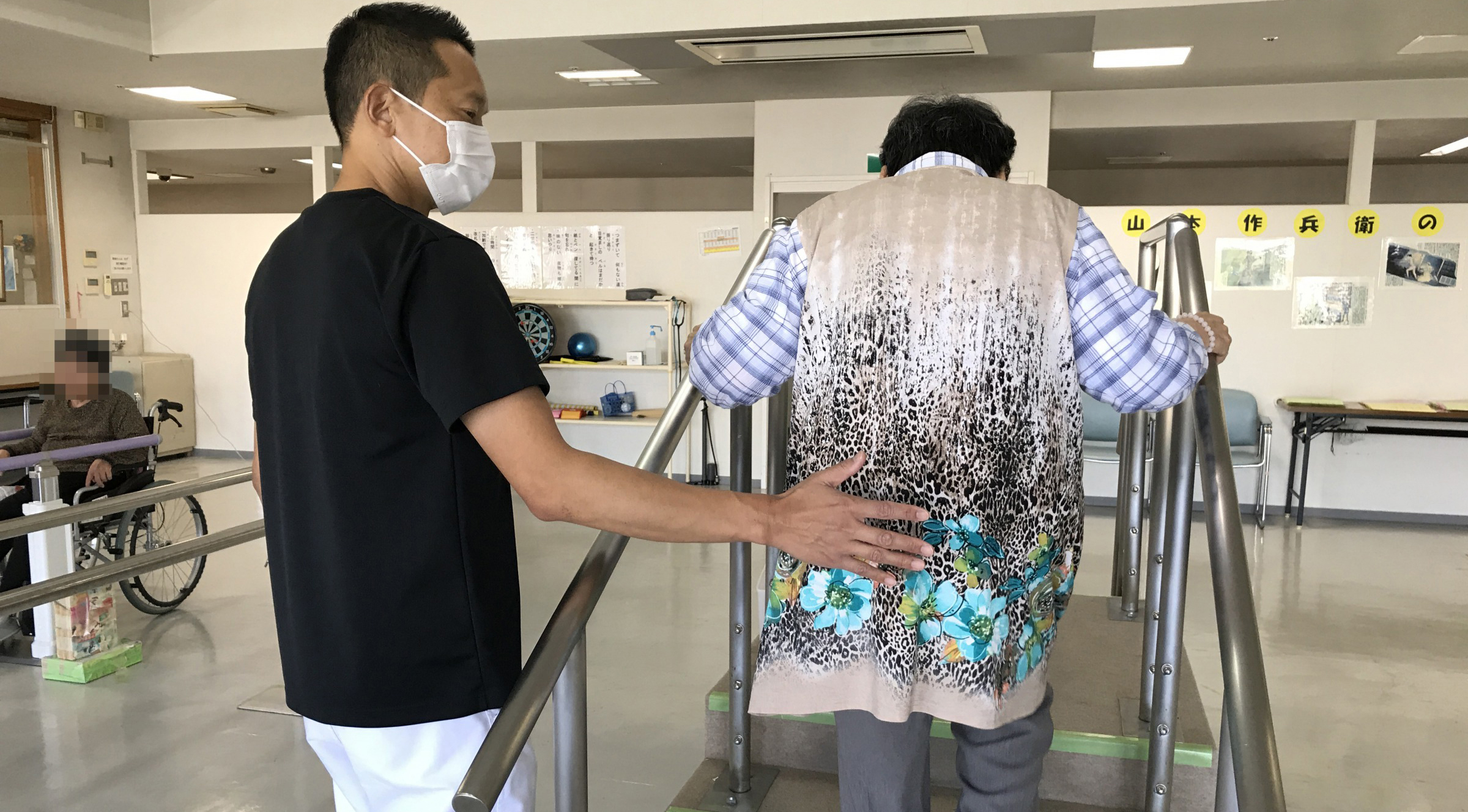 理学療法士が利用者に訓練を行っている画像