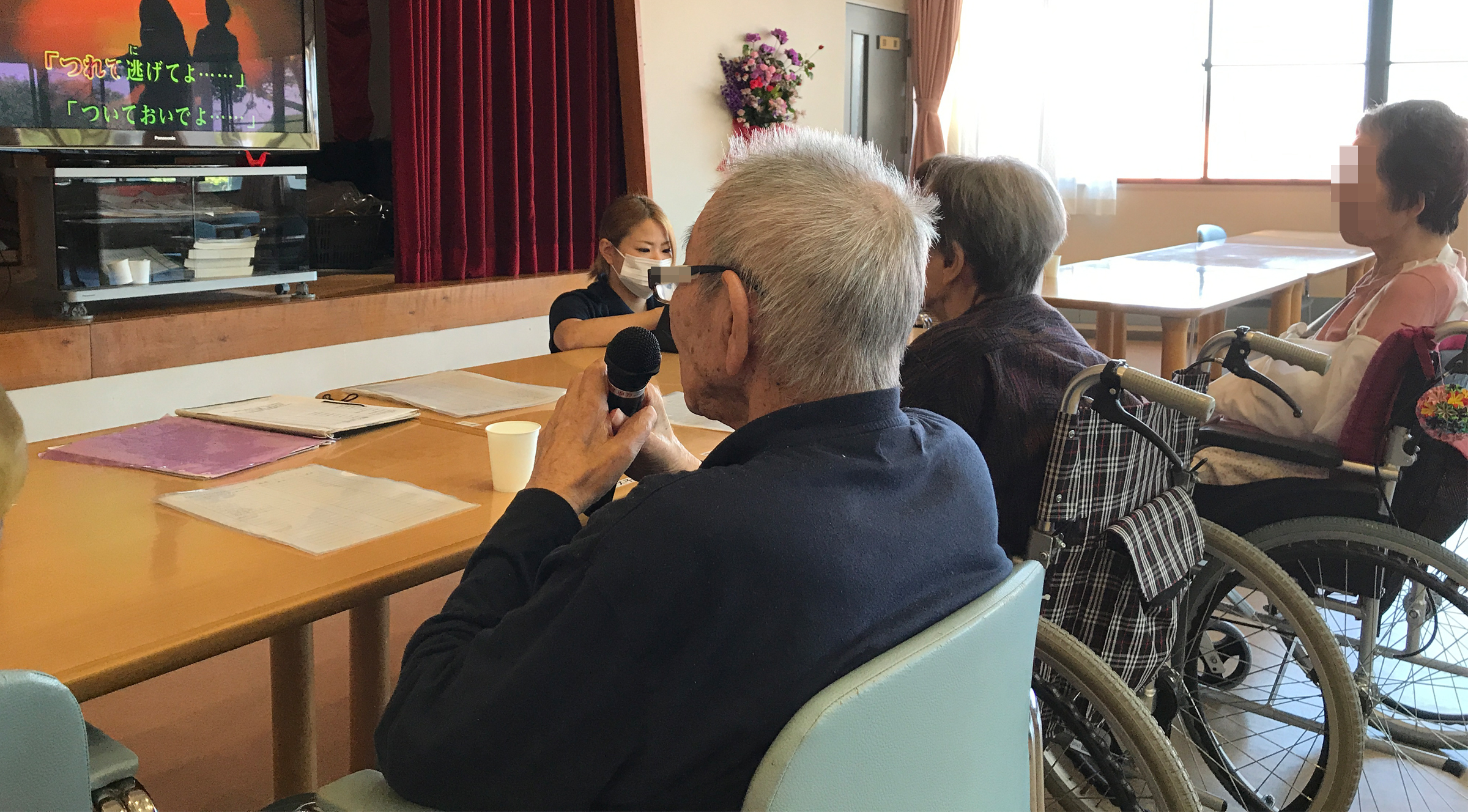 利用者がカラオケレクを行っている画像