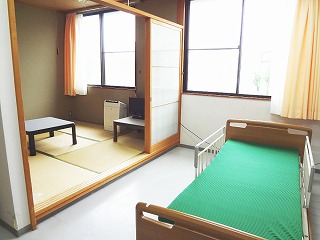家族室です。遠方から来られる人に利用してもらうことがあります。