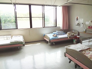 ４人部屋です。男性女性で部屋を分けています。多くの部屋がこの４人部屋となります。