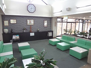 玄関ロビーです。コロナ期間中は飛沫防止パーテションを設置しご家族様面会用に使っています。