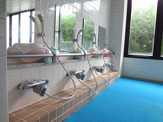 浴槽です。シャワーと循環浴槽があります。