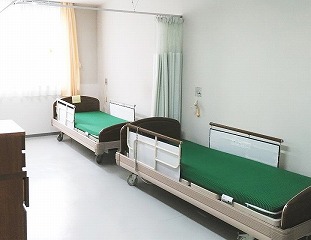 ２人部屋です。仲の良い方やご夫婦同士でご利用しています。洗面台があります。